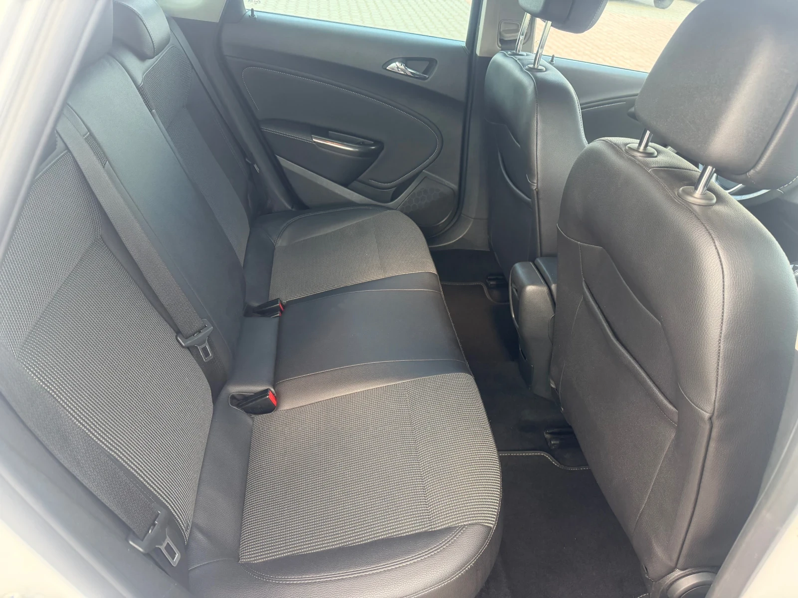 Opel Astra, снимка 13 - Автомобили и джипове - 55379868