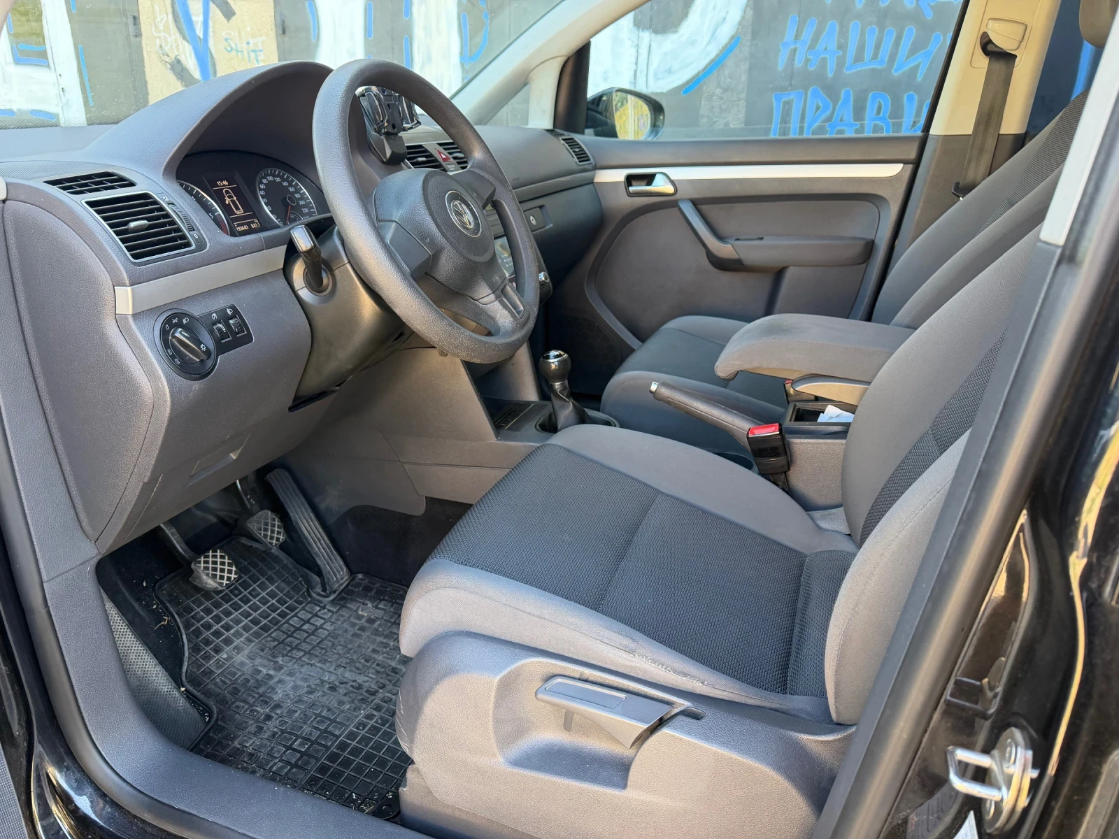 VW Touran 1.6 TDI 6 скорости подгрев , снимка 9 - Автомобили и джипове - 55952593