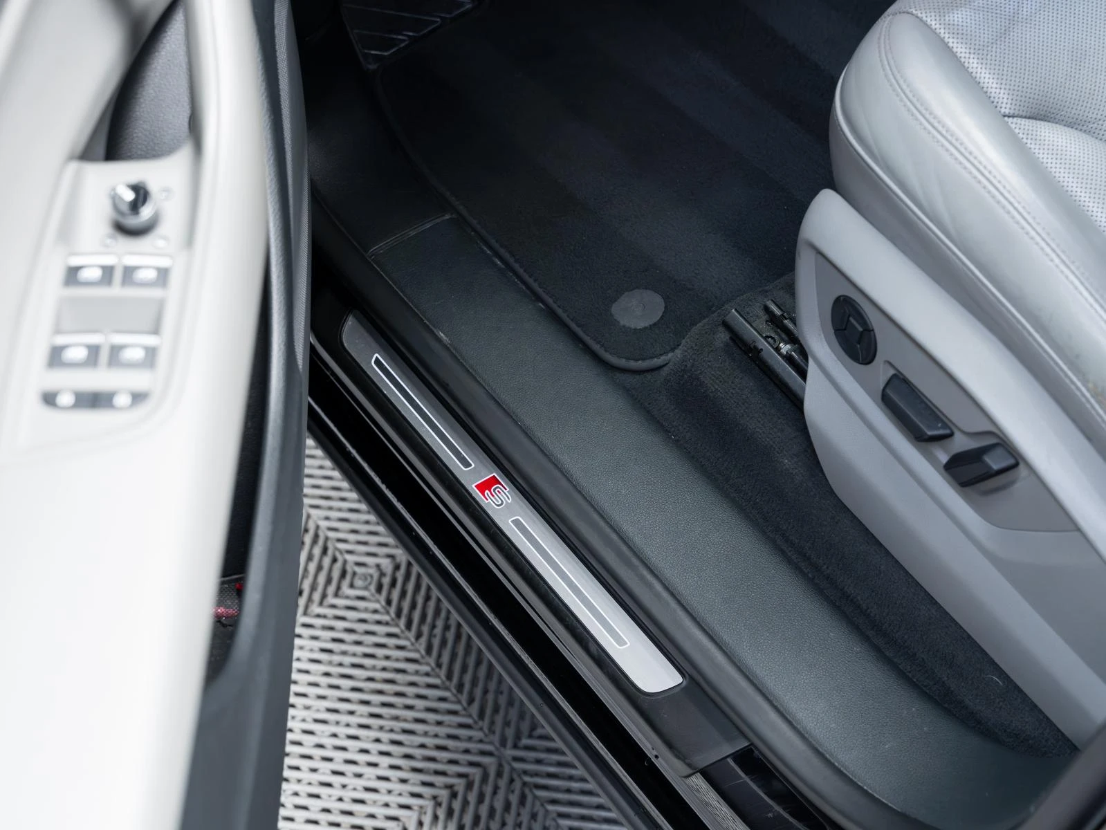 Audi Q8 QUATTRO* S-LINE* MEMORY* ОБДУХВ* DRIVE SELECT* , снимка 15 - Автомобили и джипове - 54265582