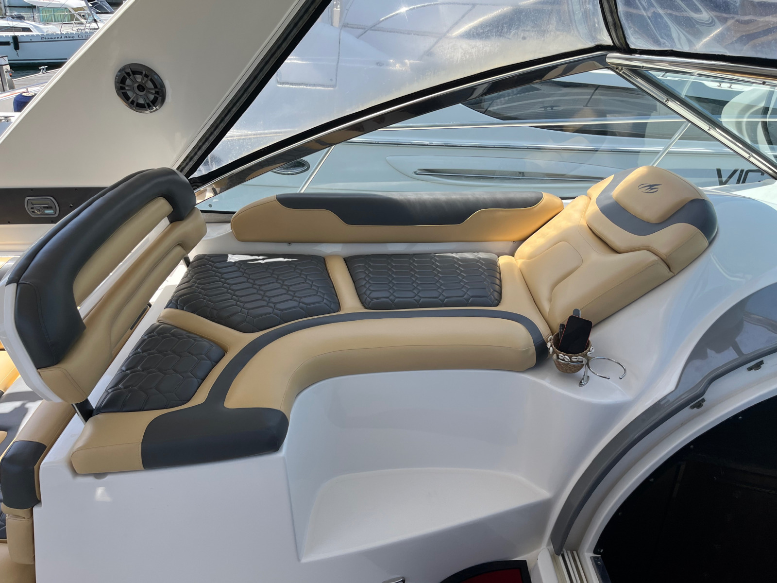 Моторна яхта Monterey 415 Sport Yacht - изображение 7