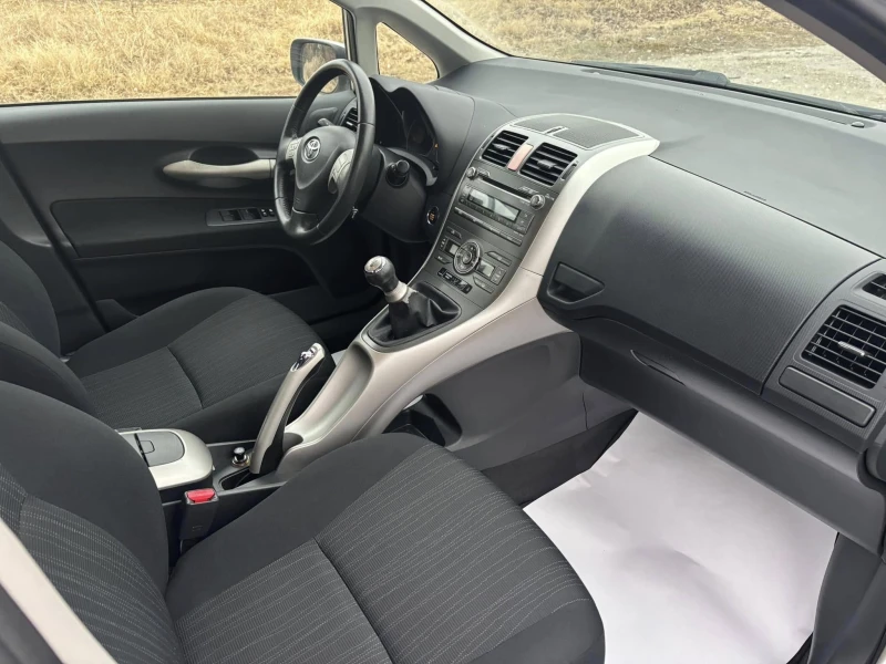 Toyota Auris 1.6 бензин, снимка 9 - Автомобили и джипове - 48156184