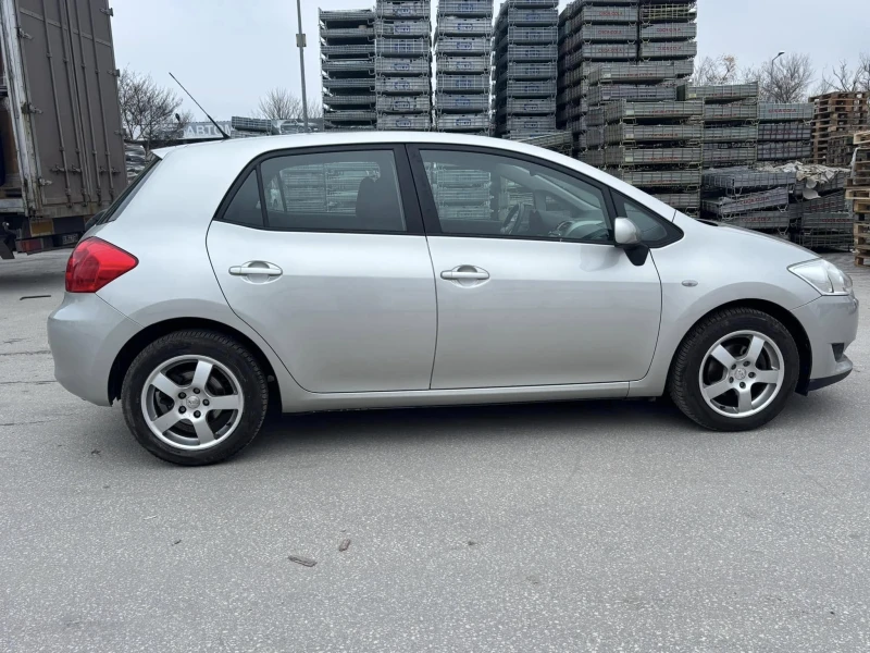 Toyota Auris 1.6 бензин, снимка 6 - Автомобили и джипове - 48156184