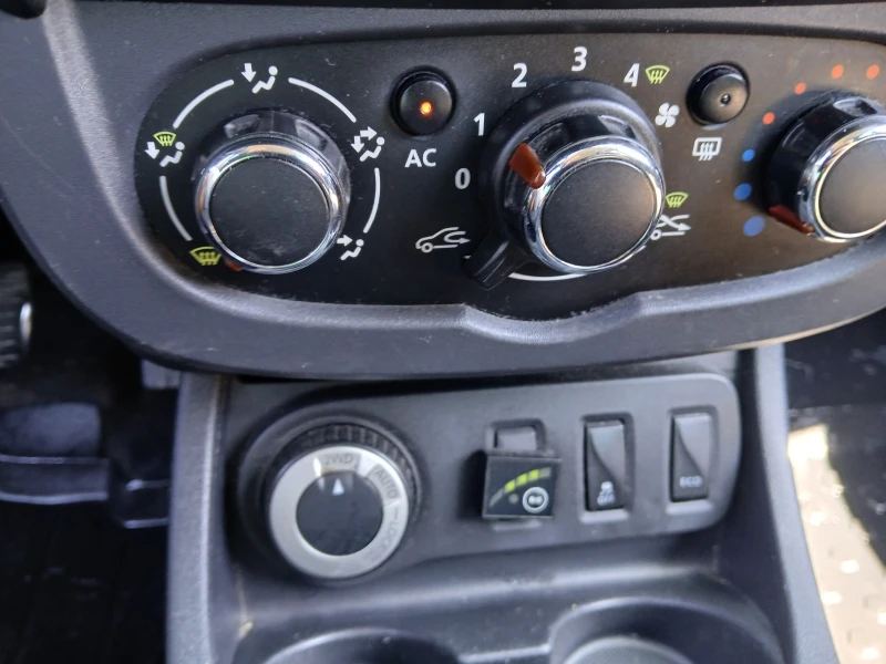 Dacia Duster 1.6i-4x4-Газ-бензин, снимка 5 - Автомобили и джипове - 52606469