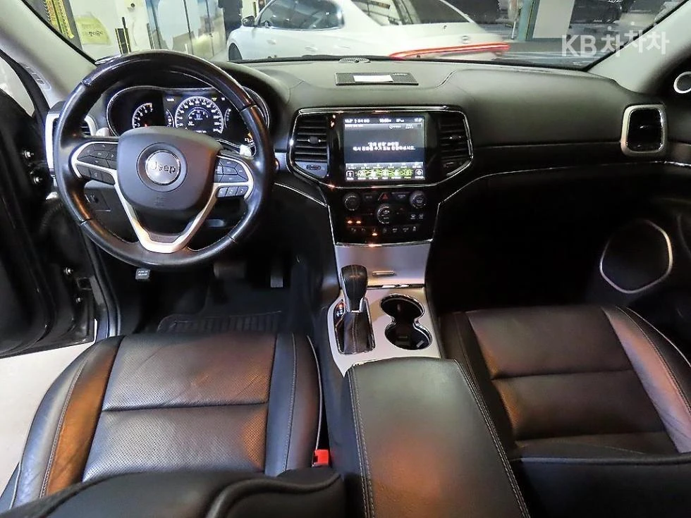 Jeep Grand cherokee 3.6 SUMMIT HARMON KARDON/PANORAMA/360CAM, снимка 10 - Автомобили и джипове - 55404496