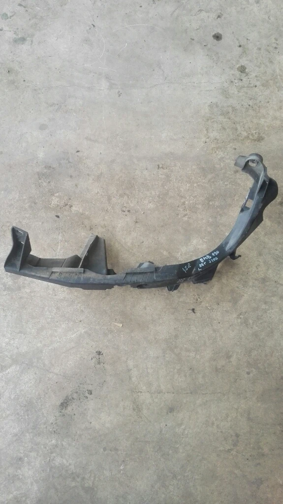 Водач (държач) предна броня ляв Бмв 320д Е90