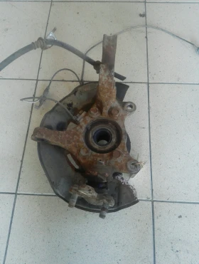 Шенкел преден ляв (с главина и датчик) Тойота Рав4 2,0Б