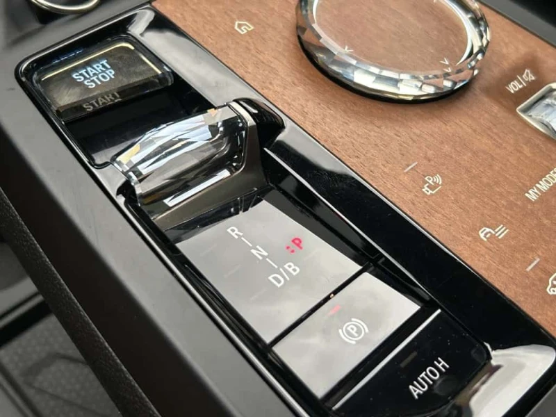 BMW iX xDrive50 Sports * ДИСТРОНИК / 360 / ПОДГРЕВ / ПАНО, снимка 13 - Автомобили и джипове - 53535570