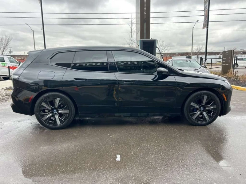 BMW iX xDrive50 Sports * ДИСТРОНИК / 360 / ПОДГРЕВ / ПАНО, снимка 4 - Автомобили и джипове - 53535570