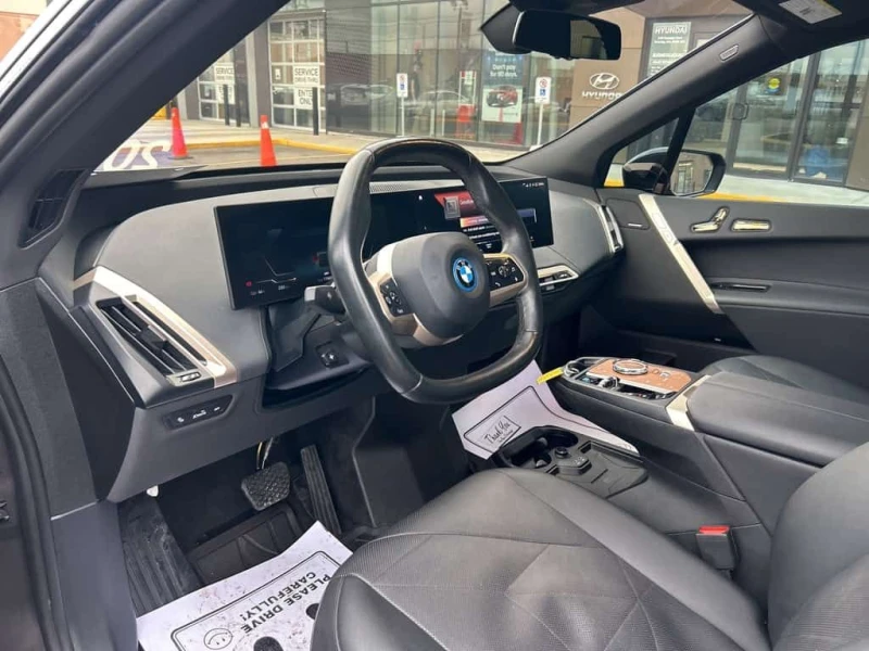 BMW iX xDrive50 Sports * ДИСТРОНИК / 360 / ПОДГРЕВ / ПАНО, снимка 9 - Автомобили и джипове - 53535570