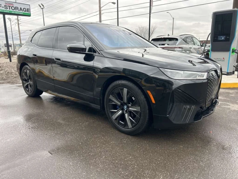 BMW iX xDrive50 Sports * ДИСТРОНИК / 360 / ПОДГРЕВ / ПАНО, снимка 3 - Автомобили и джипове - 53535570