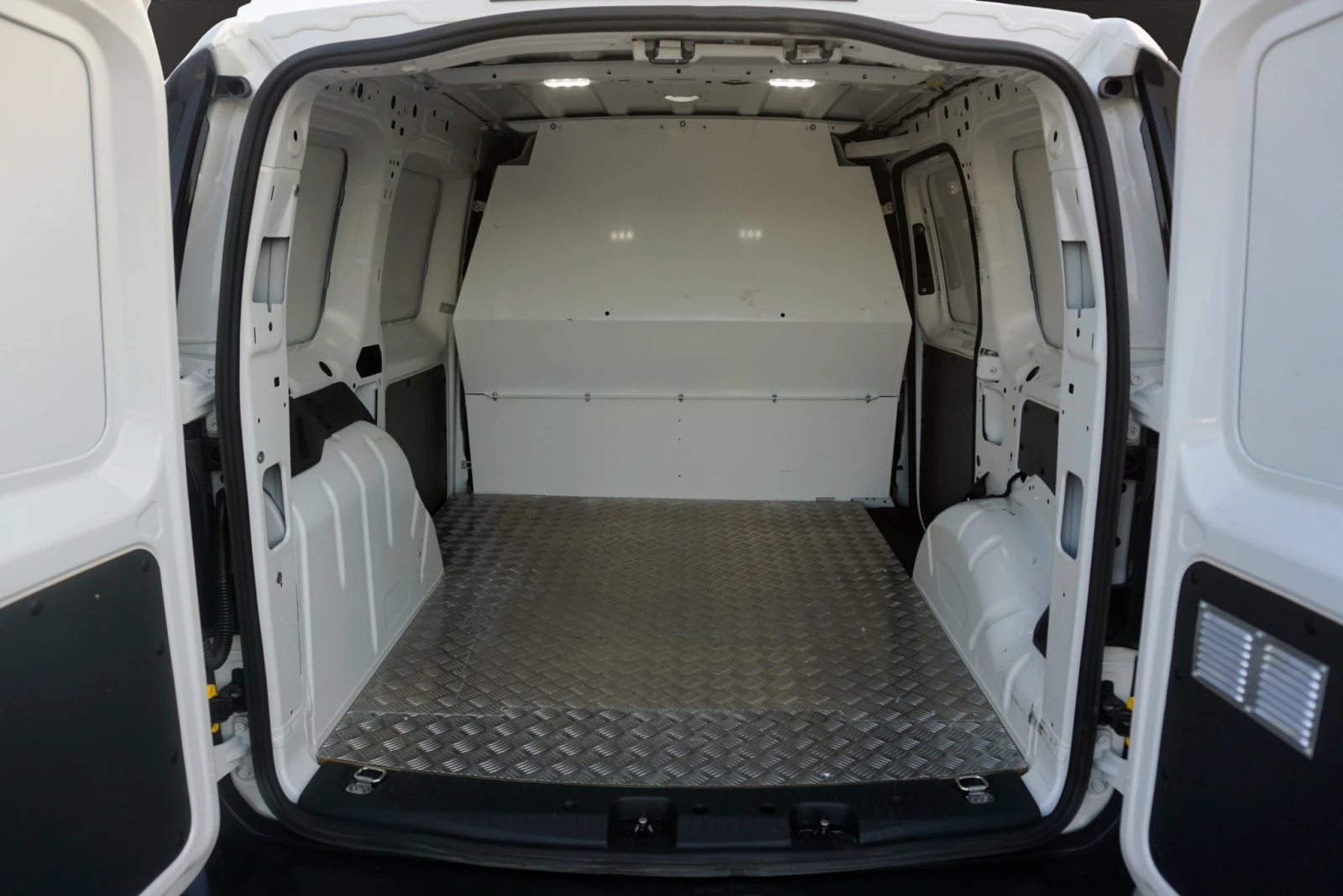VW Caddy 2.0tdi, снимка 13 - Автомобили и джипове - 10036213