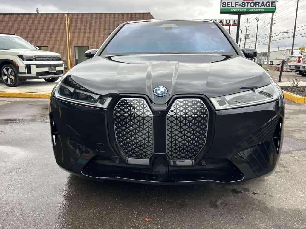 BMW iX xDrive50 Sports * ДИСТРОНИК / 360 / ПОДГРЕВ / ПАНО - изображение 2