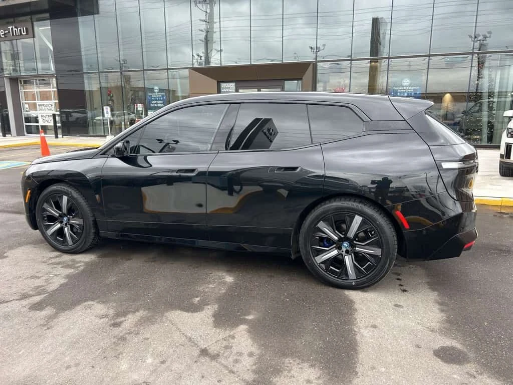 BMW iX xDrive50 Sports * ДИСТРОНИК / 360 / ПОДГРЕВ / ПАНО - изображение 7