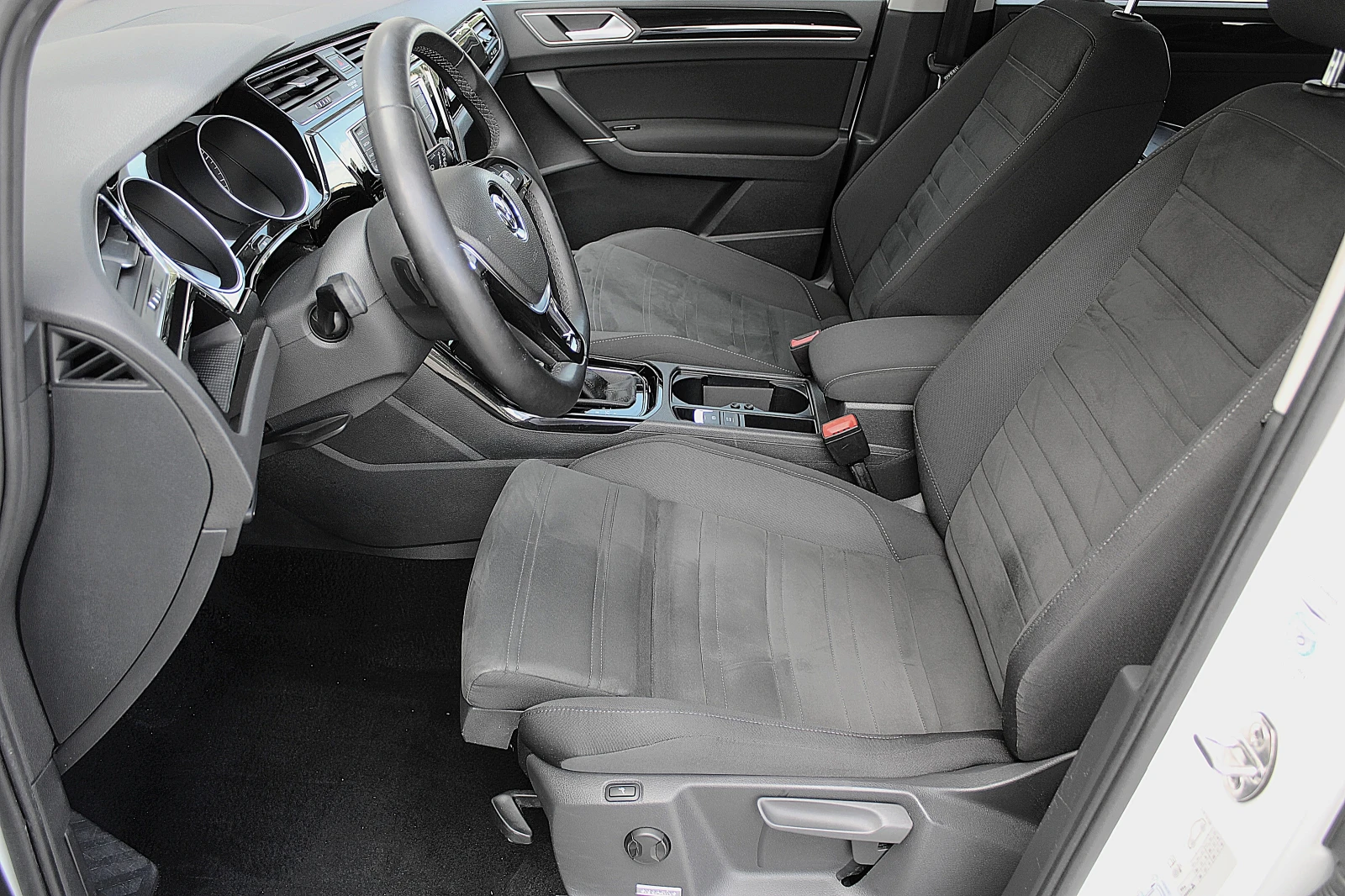 VW Touran 2.0TDI/DSG/DISTRONIC/PDC/LED/TOP, снимка 7 - Автомобили и джипове - 54673835