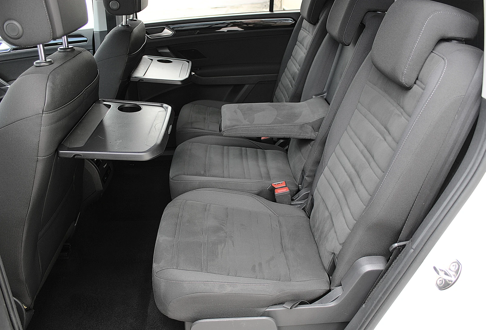 VW Touran 2.0TDI/DSG/DISTRONIC/PDC/LED/TOP, снимка 10 - Автомобили и джипове - 54673835