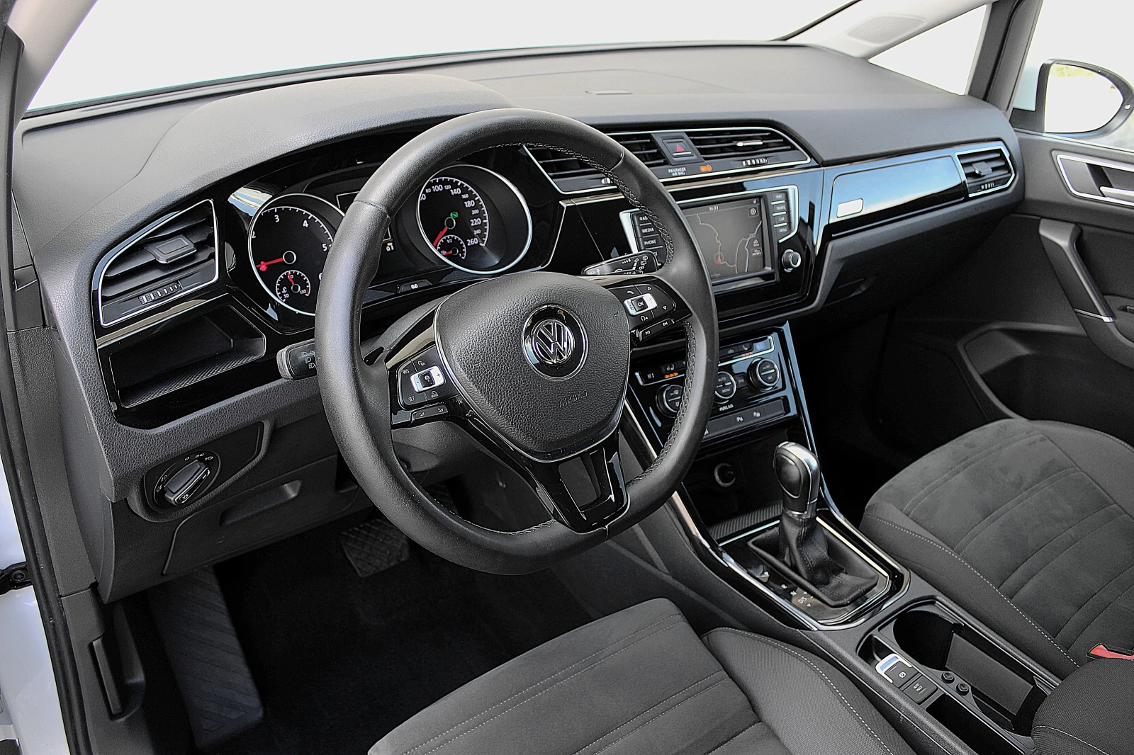 VW Touran 2.0TDI/DSG/DISTRONIC/PDC/LED/TOP, снимка 12 - Автомобили и джипове - 54673835