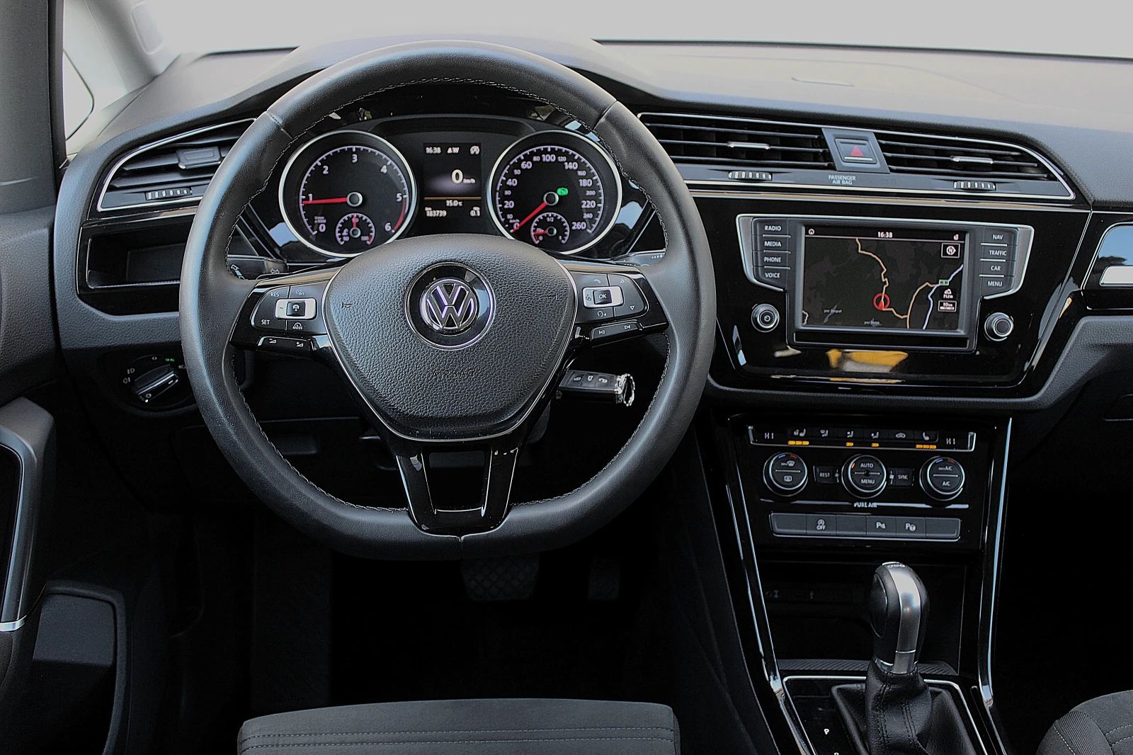 VW Touran 2.0TDI/DSG/DISTRONIC/PDC/LED/TOP, снимка 13 - Автомобили и джипове - 54673835