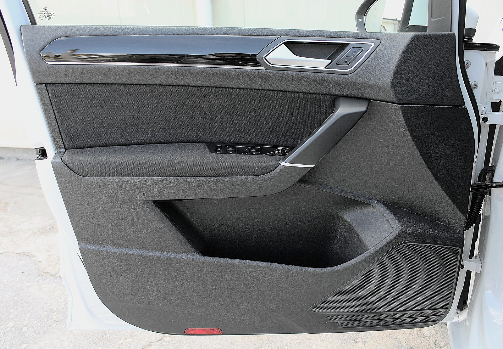 VW Touran 2.0TDI/DSG/DISTRONIC/PDC/LED/TOP, снимка 17 - Автомобили и джипове - 54673835