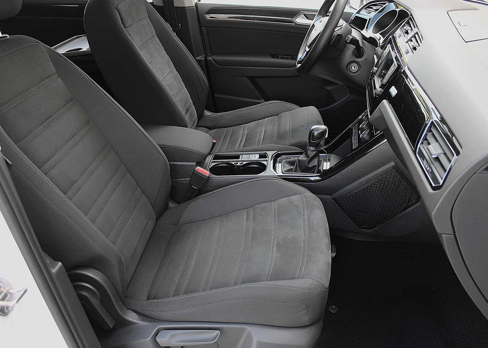 VW Touran 2.0TDI/DSG/DISTRONIC/PDC/LED/TOP, снимка 8 - Автомобили и джипове - 54673835