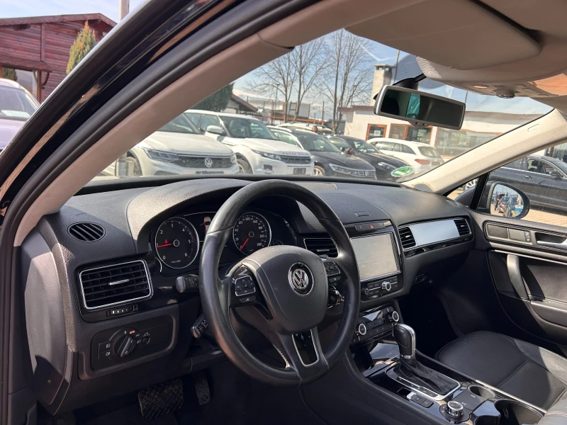 VW Touareg 3.0TDI 4X4 AVTOMAT/NAVI/KOJA, снимка 12 - Автомобили и джипове - 49438426