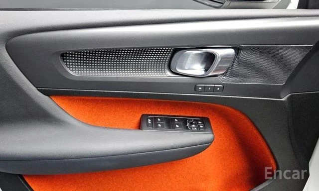 Volvo XC40 T4 R-Design | ПАНОРАМА | ЗАДНА КАМЕРА | KEYLESS | , снимка 17 - Автомобили и джипове - 54072603