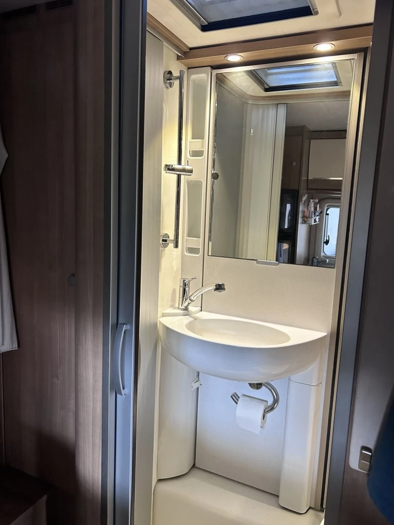 Кемпер HYMER / ERIBA, снимка 8 - Каравани и кемпери - 49175586