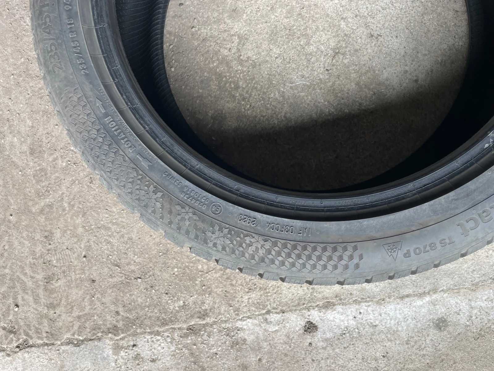 Гуми Зимни 235/45R18, снимка 4 - Гуми и джанти - 54030021