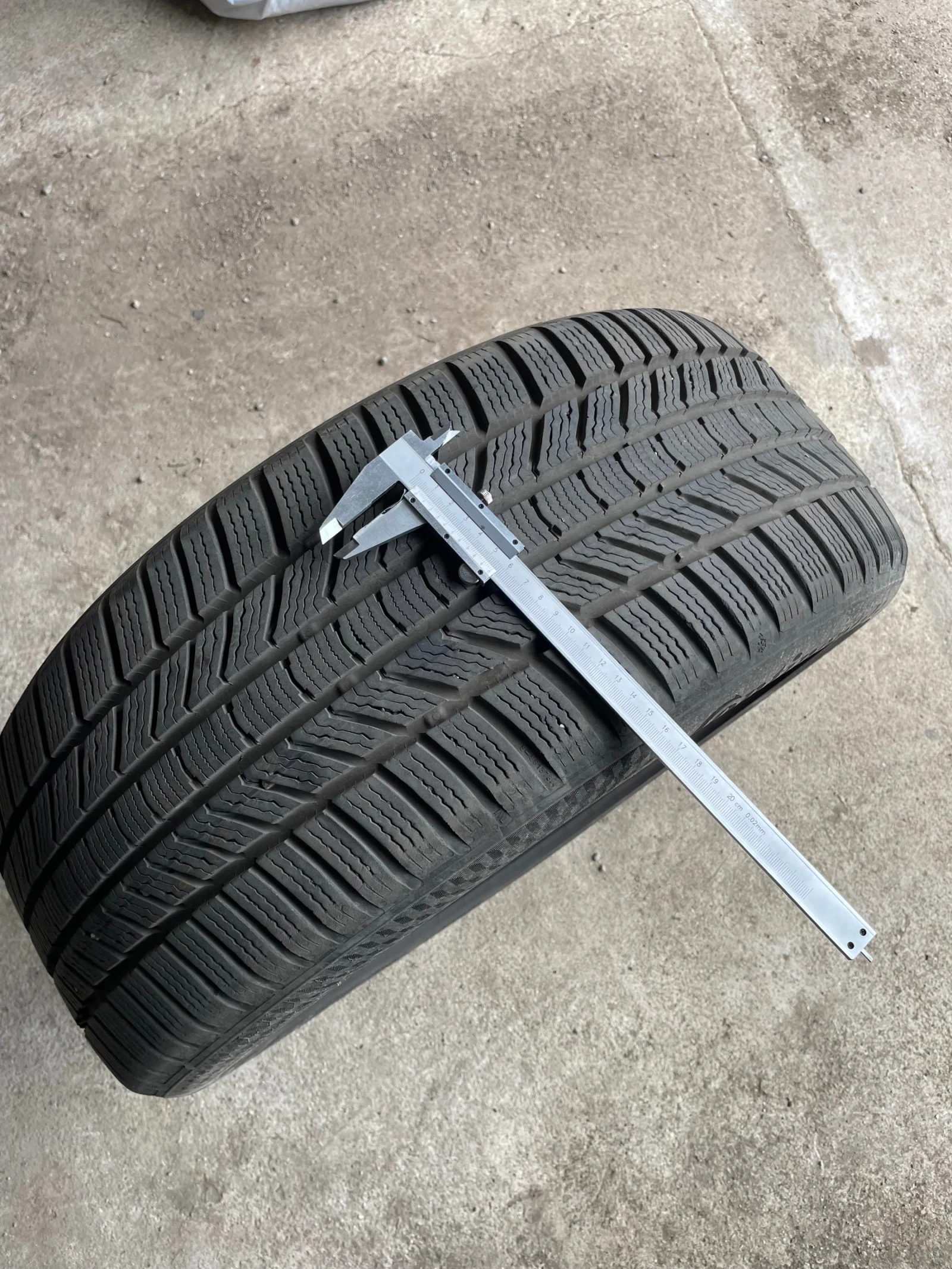 Гуми Зимни 235/45R18, снимка 3 - Гуми и джанти - 54030021