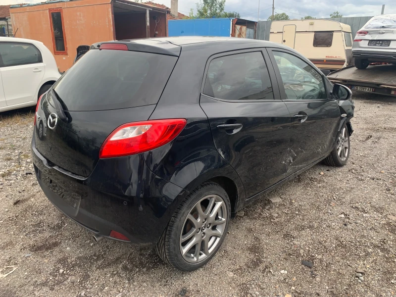 Mazda 2 1.3i, снимка 3 - Автомобили и джипове - 47702907