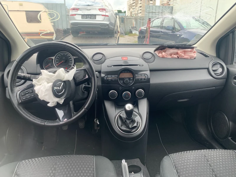 Mazda 2 1.3i, снимка 4 - Автомобили и джипове - 47702907