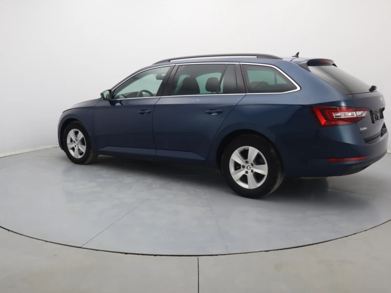 Skoda Superb, снимка 8 - Автомобили и джипове - 47929520