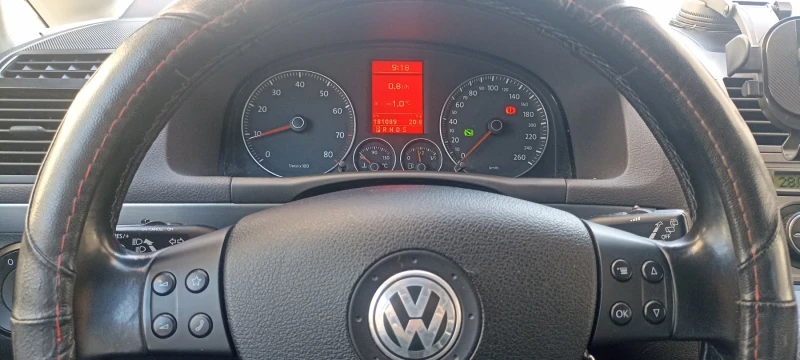 VW Touran, снимка 16 - Автомобили и джипове - 49247194