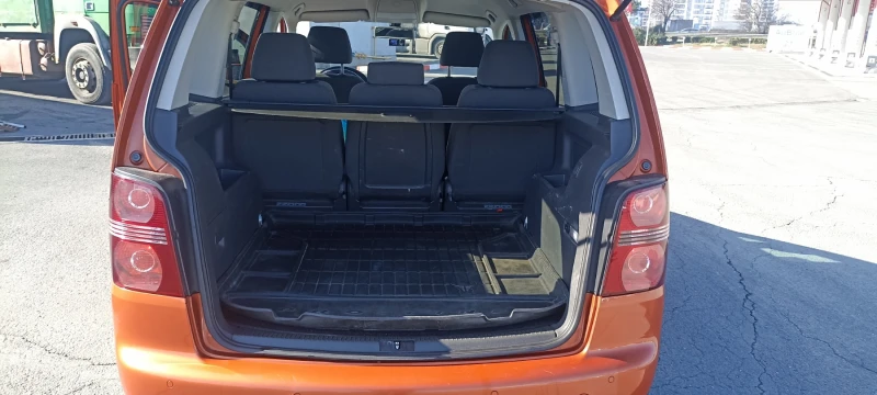 VW Touran, снимка 16 - Автомобили и джипове - 52191176