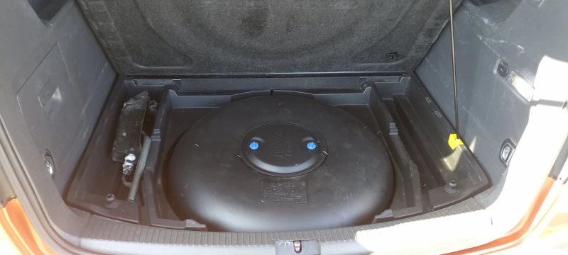 VW Touran, снимка 17 - Автомобили и джипове - 52191176