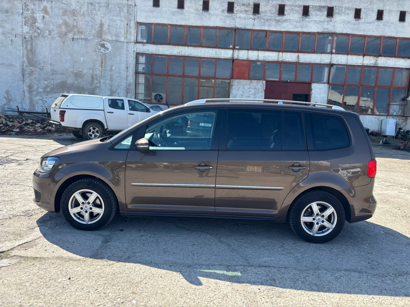 VW Touran Автомат Панорама Печка Ксенон Лед, снимка 2 - Автомобили и джипове - 53836477