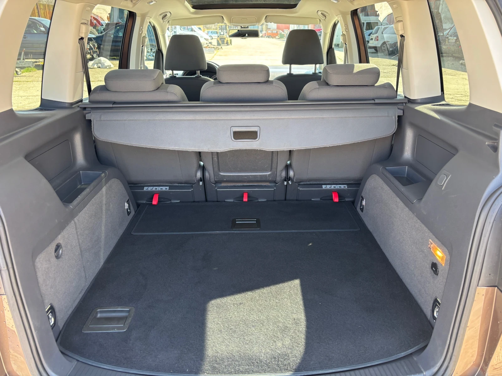 VW Touran Автомат Панорама Печка Ксенон Лед, снимка 13 - Автомобили и джипове - 53836477