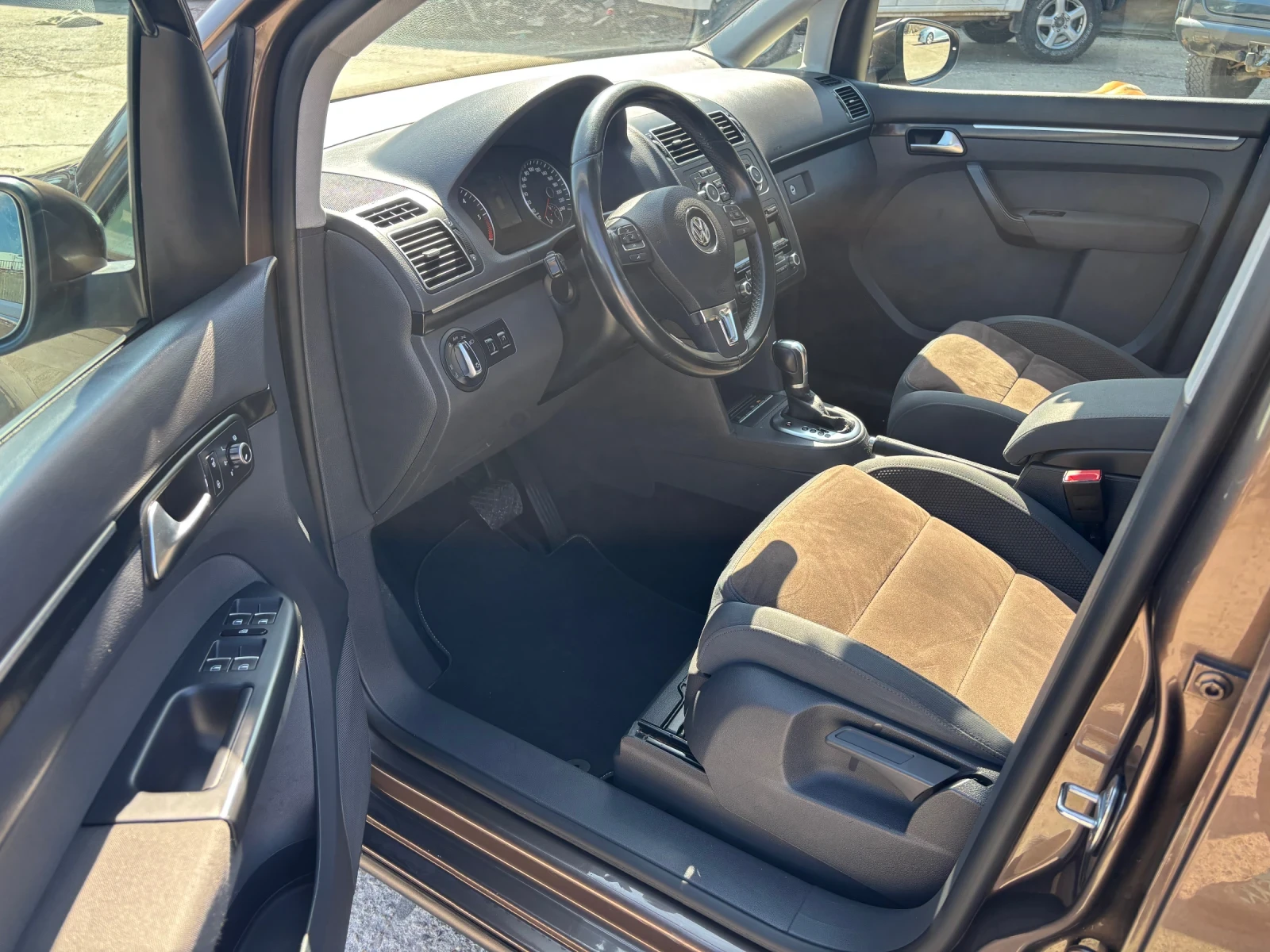 VW Touran Автомат Панорама Печка Ксенон Лед, снимка 7 - Автомобили и джипове - 53836477