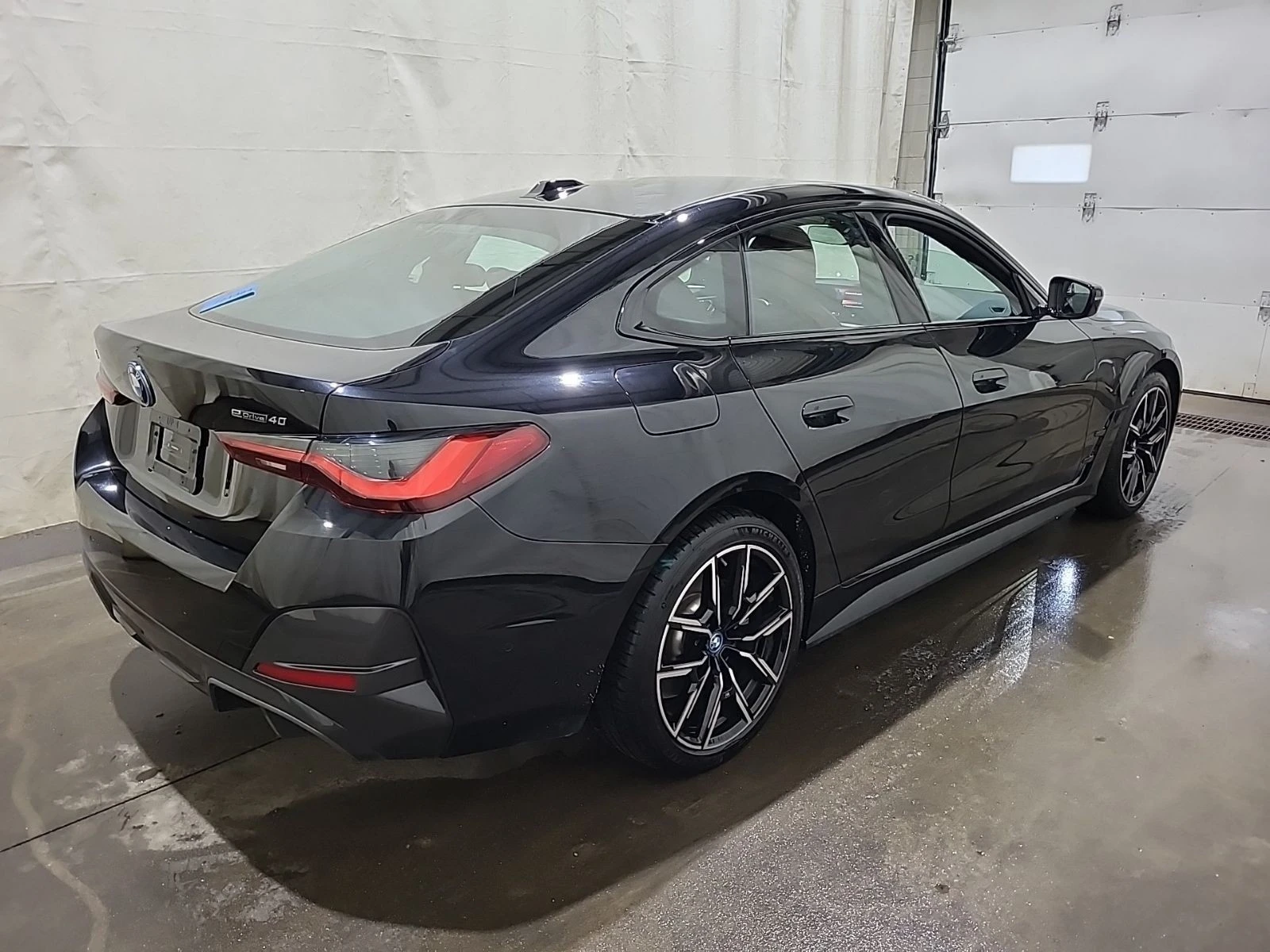 BMW i4 EDRIVE40 С РЕГИСТРАЦИЯ & АВТО КРЕДИТ, снимка 3 - Автомобили и джипове - 53915383