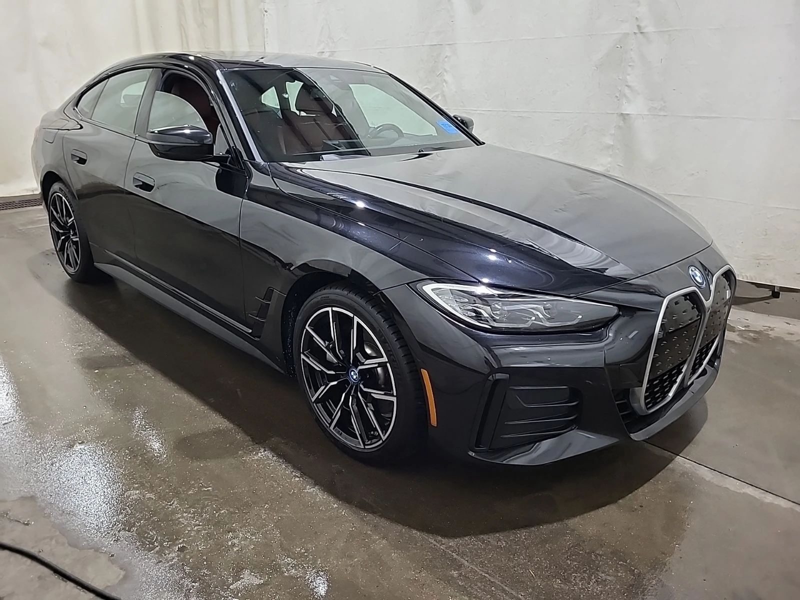 BMW i4 EDRIVE40 С РЕГИСТРАЦИЯ & АВТО КРЕДИТ, снимка 2 - Автомобили и джипове - 53915383