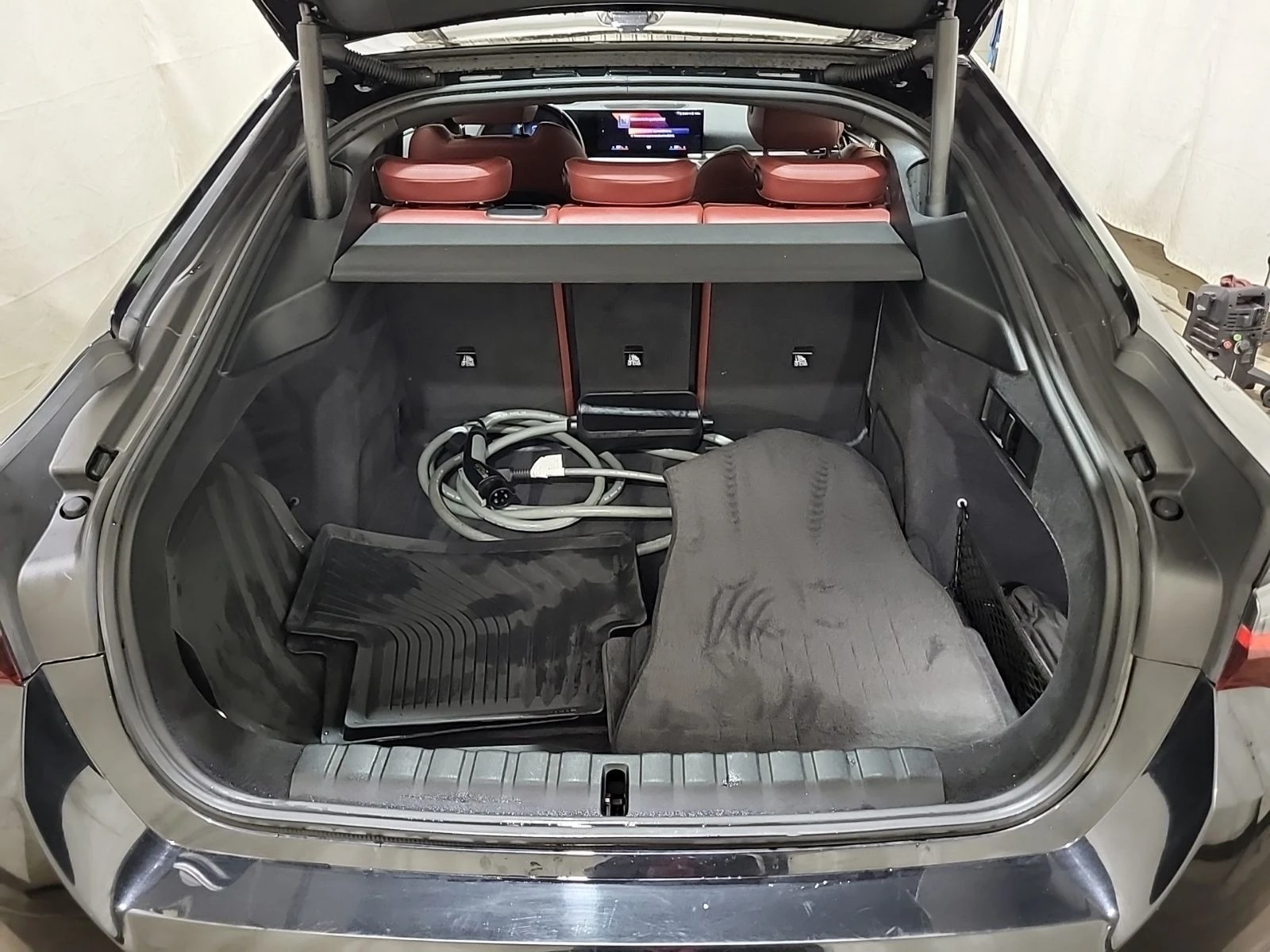 BMW i4 EDRIVE40 С РЕГИСТРАЦИЯ & АВТО КРЕДИТ, снимка 14 - Автомобили и джипове - 53915383