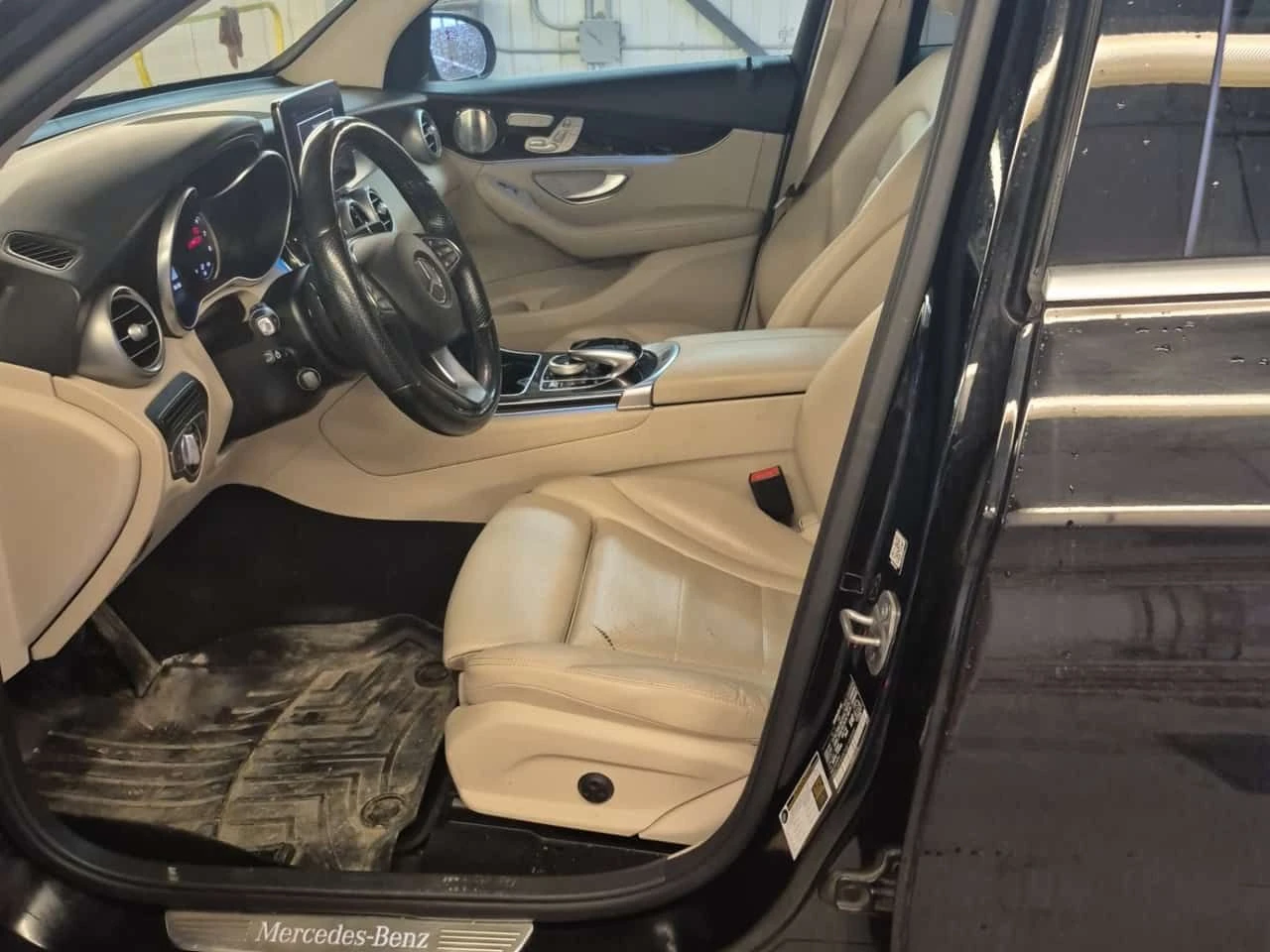 Mercedes-Benz GLC 300 * CARFAX * 2 КЛЮЧА * ШИБИДАХ * ПОДГРЕВИ * , снимка 9 - Автомобили и джипове - 54214043