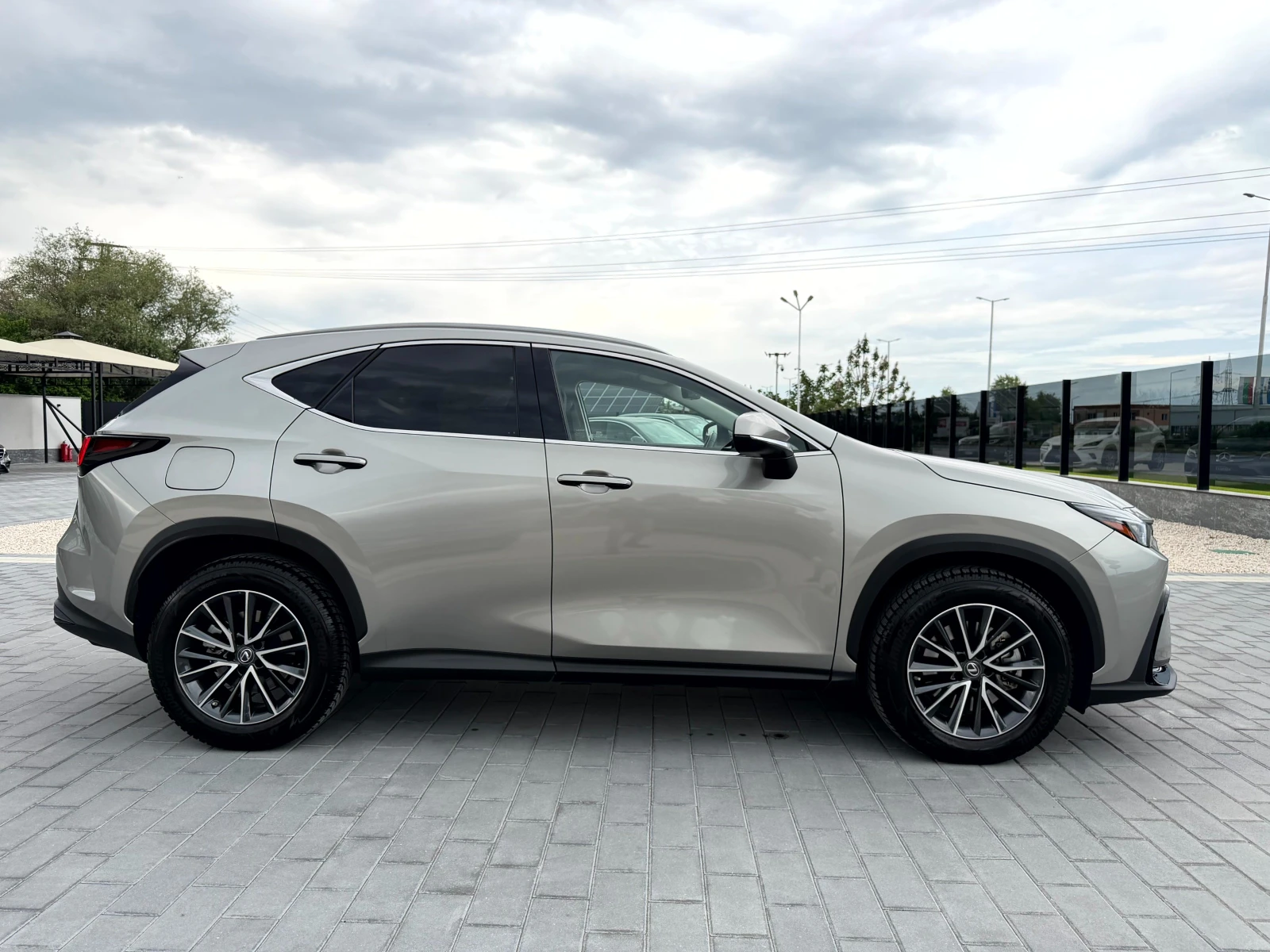 Lexus NX 450 h+ В ГАРАНЦИЯ/ОБСЛУЖЕН 2.5Plug-In Hybrid 4WD НОВ!!, снимка 4 - Автомобили и джипове - 54487213