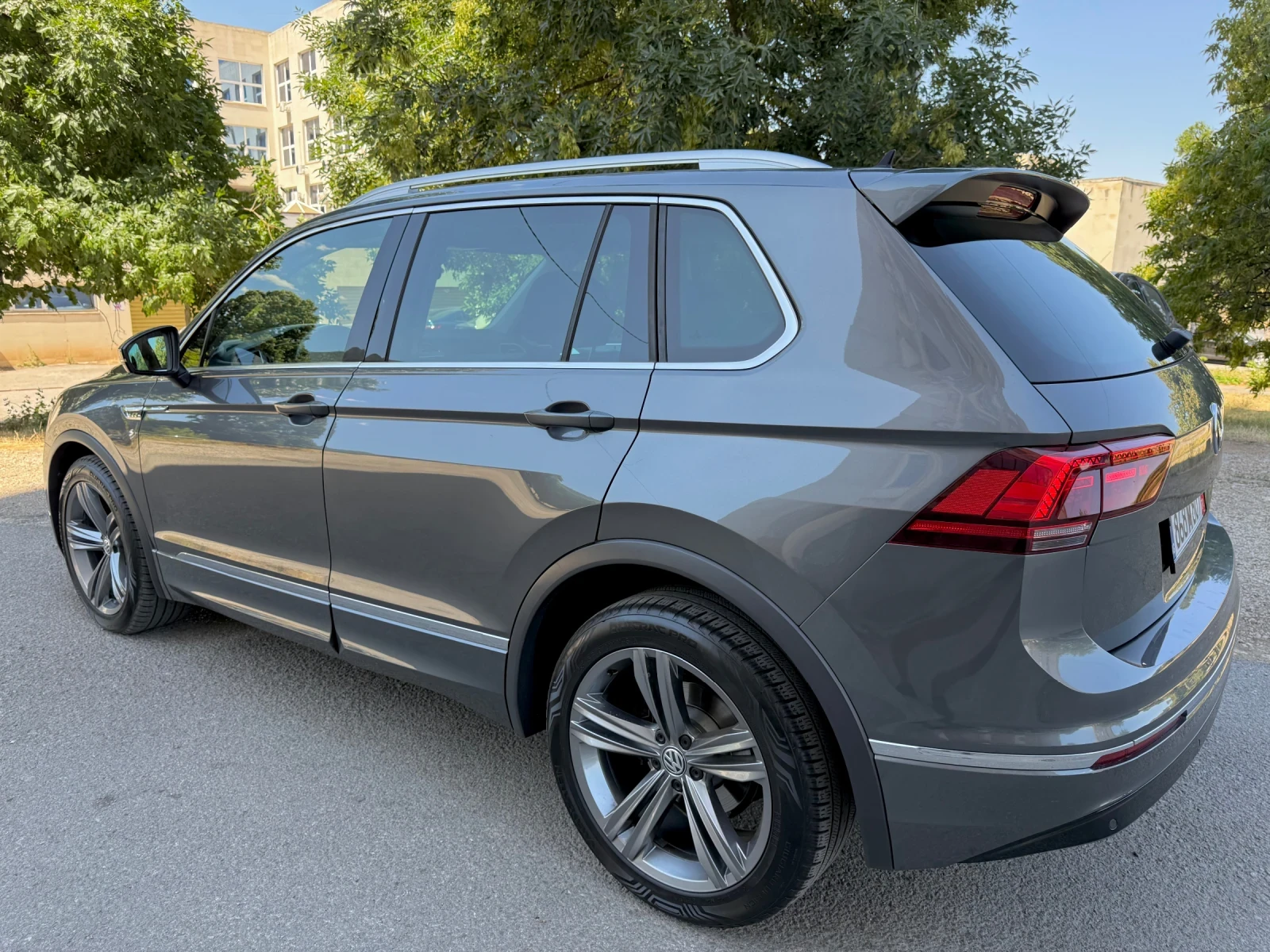 VW Tiguan R line* Full LED* 4x4* Digital* Avtomat, снимка 6 - Автомобили и джипове - 55680691