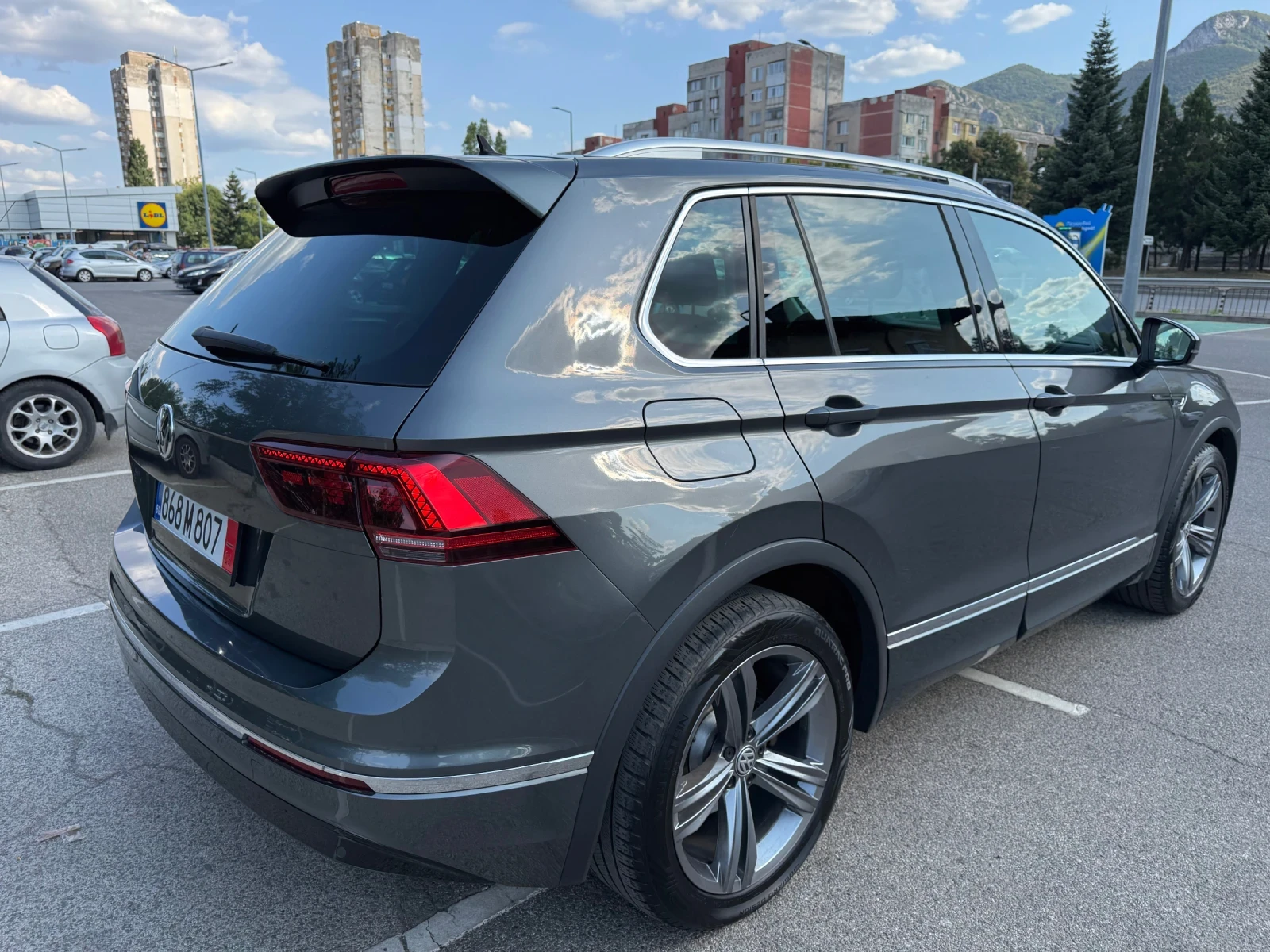 VW Tiguan R line* Full LED* 4x4* Digital* Avtomat, снимка 5 - Автомобили и джипове - 55680691