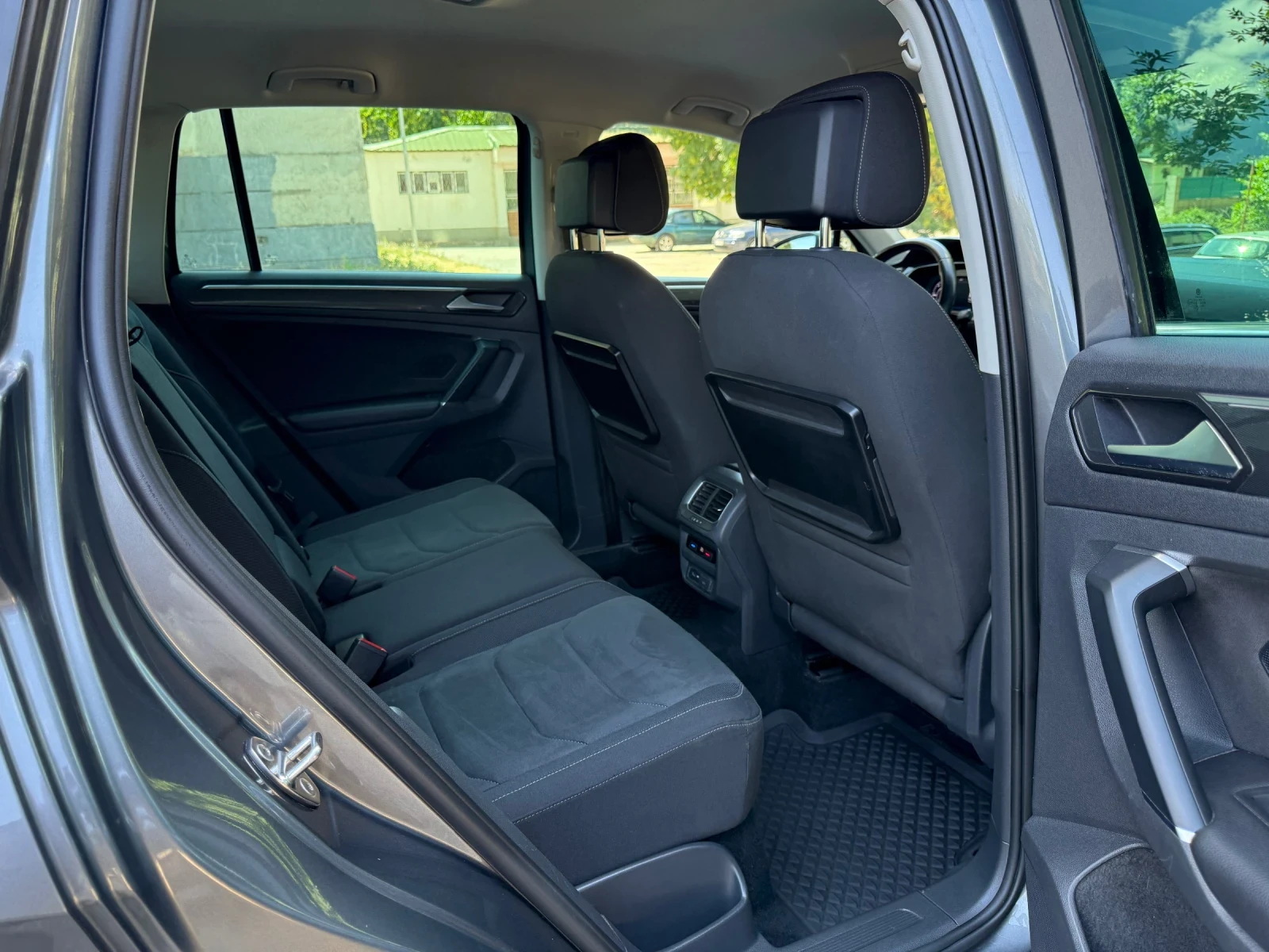 VW Tiguan R line* Full LED* 4x4* Digital* Avtomat, снимка 13 - Автомобили и джипове - 55680691