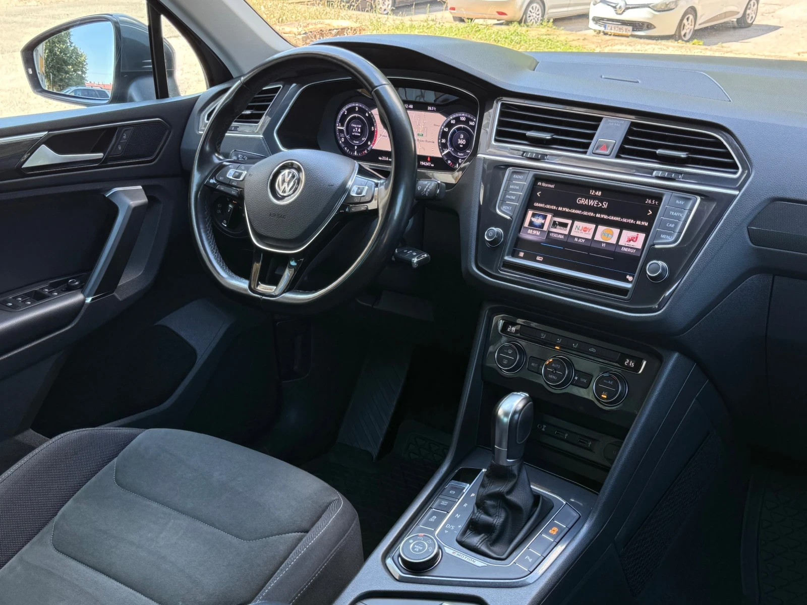 VW Tiguan R line* Full LED* 4x4* Digital* Avtomat, снимка 11 - Автомобили и джипове - 55680691