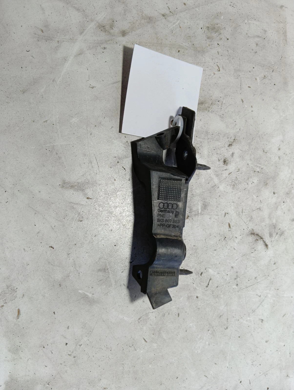 държач за предна броня (ляв) 8K0807283 Audi A4