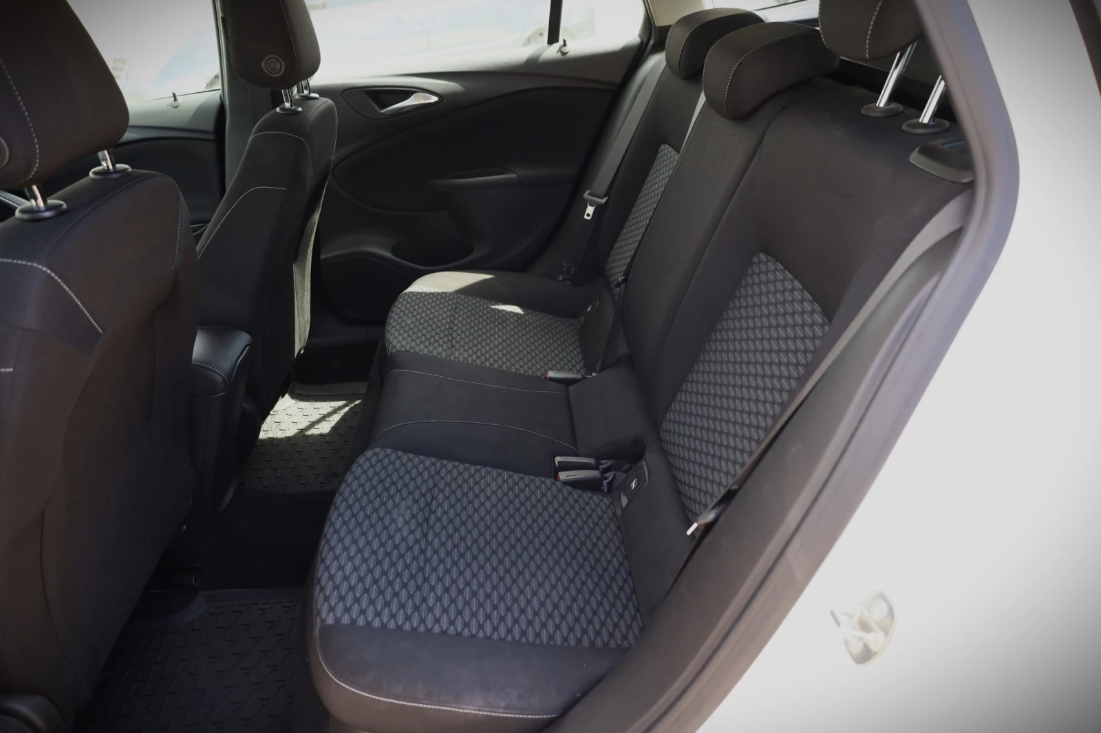 Opel Astra Sports Tourer 1.6, снимка 11 - Автомобили и джипове - 54553191