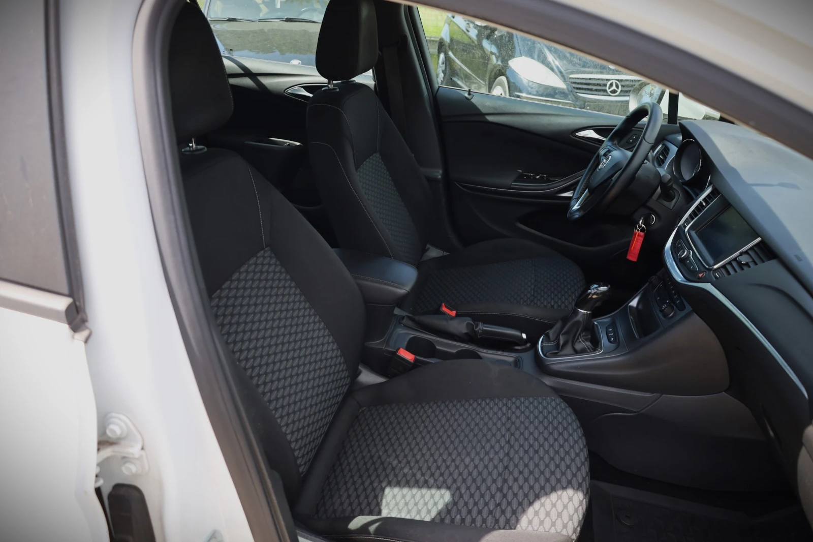 Opel Astra Sports Tourer 1.6, снимка 13 - Автомобили и джипове - 54553191