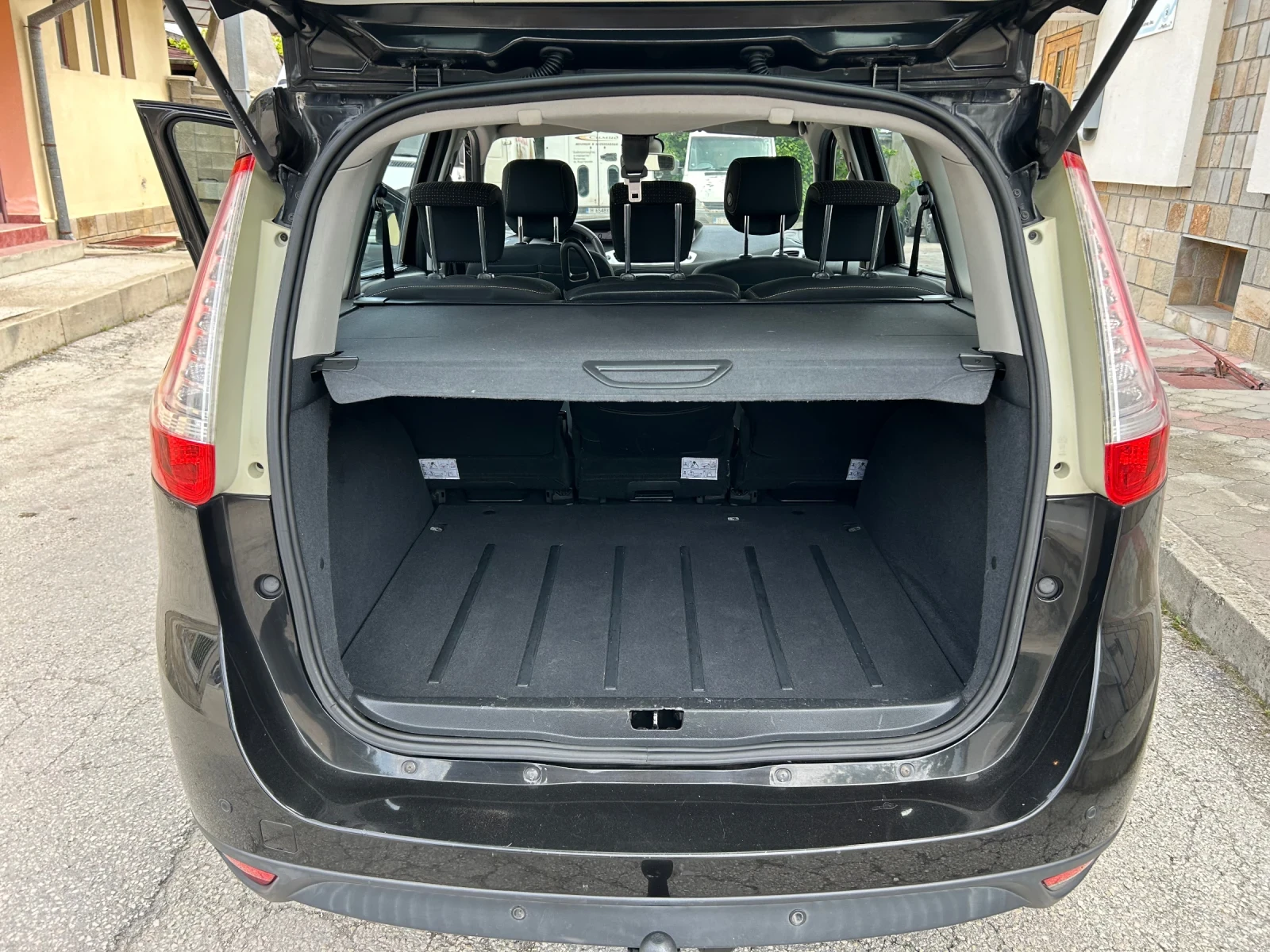 Renault Grand scenic 1.4TCe 131k.c., снимка 13 - Автомобили и джипове - 54670639